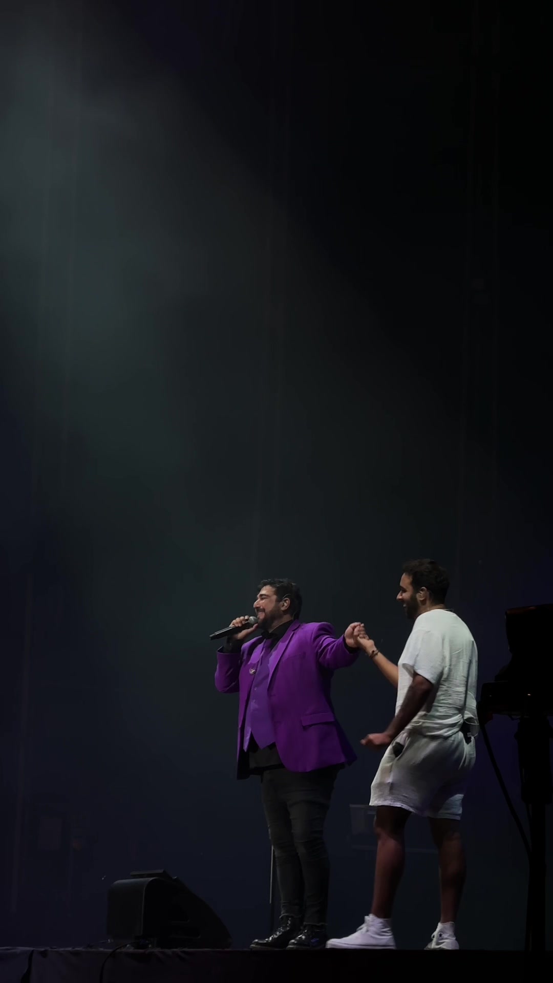 antonio orozco sube al escenario a联合国球迷para cantar