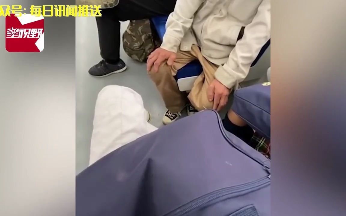 猥瑣男試圖偷摸女生大腿,一旁乘客用力跺腳嚇回,引網友爆贊