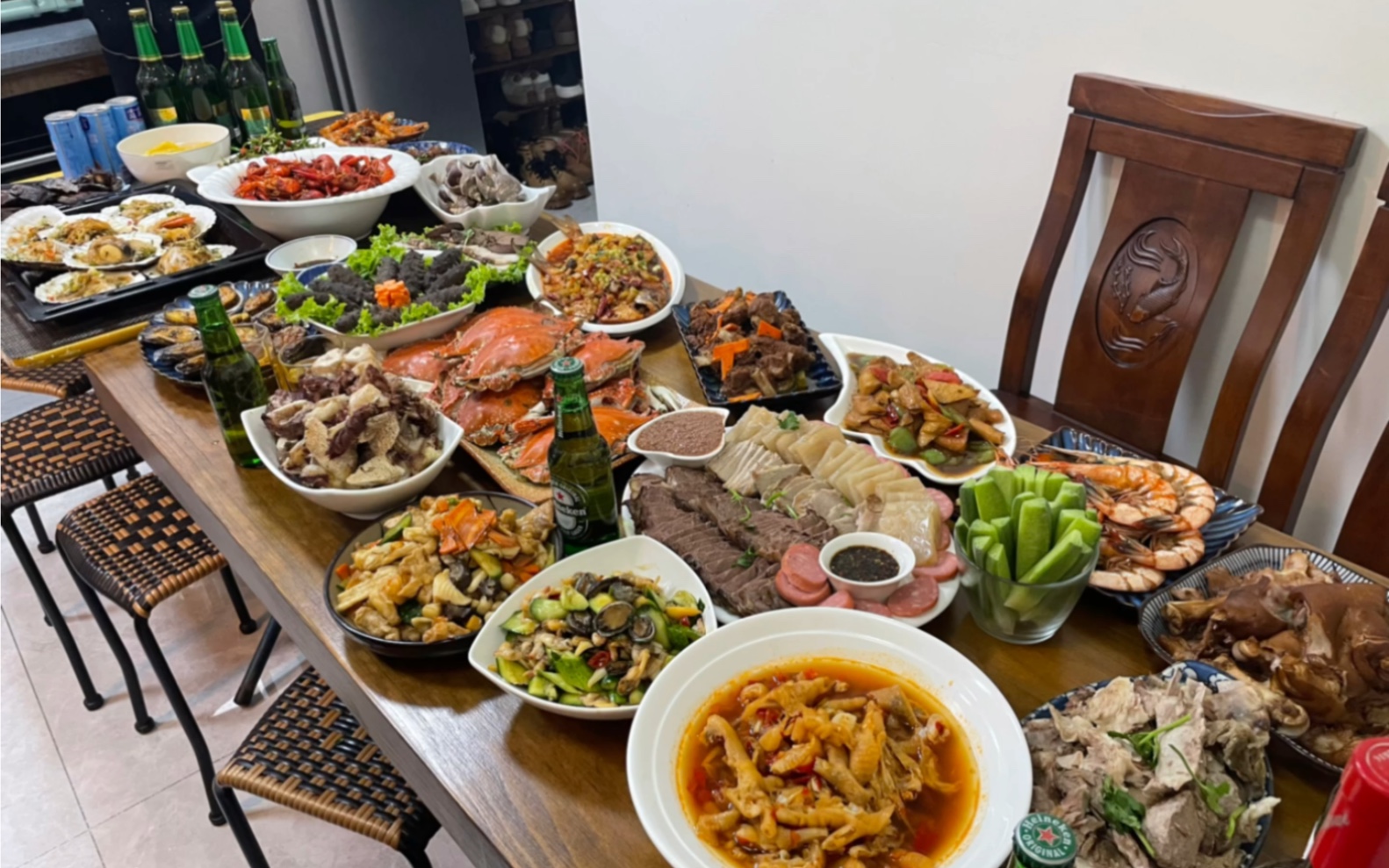 我们家做菜水平还是可以吧,家里人忙乎一下午做的年夜饭!