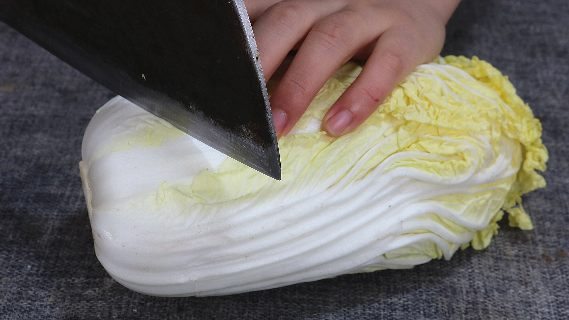 炒白菜时,用刀切就错了,教你正确做法,出锅真的太香了