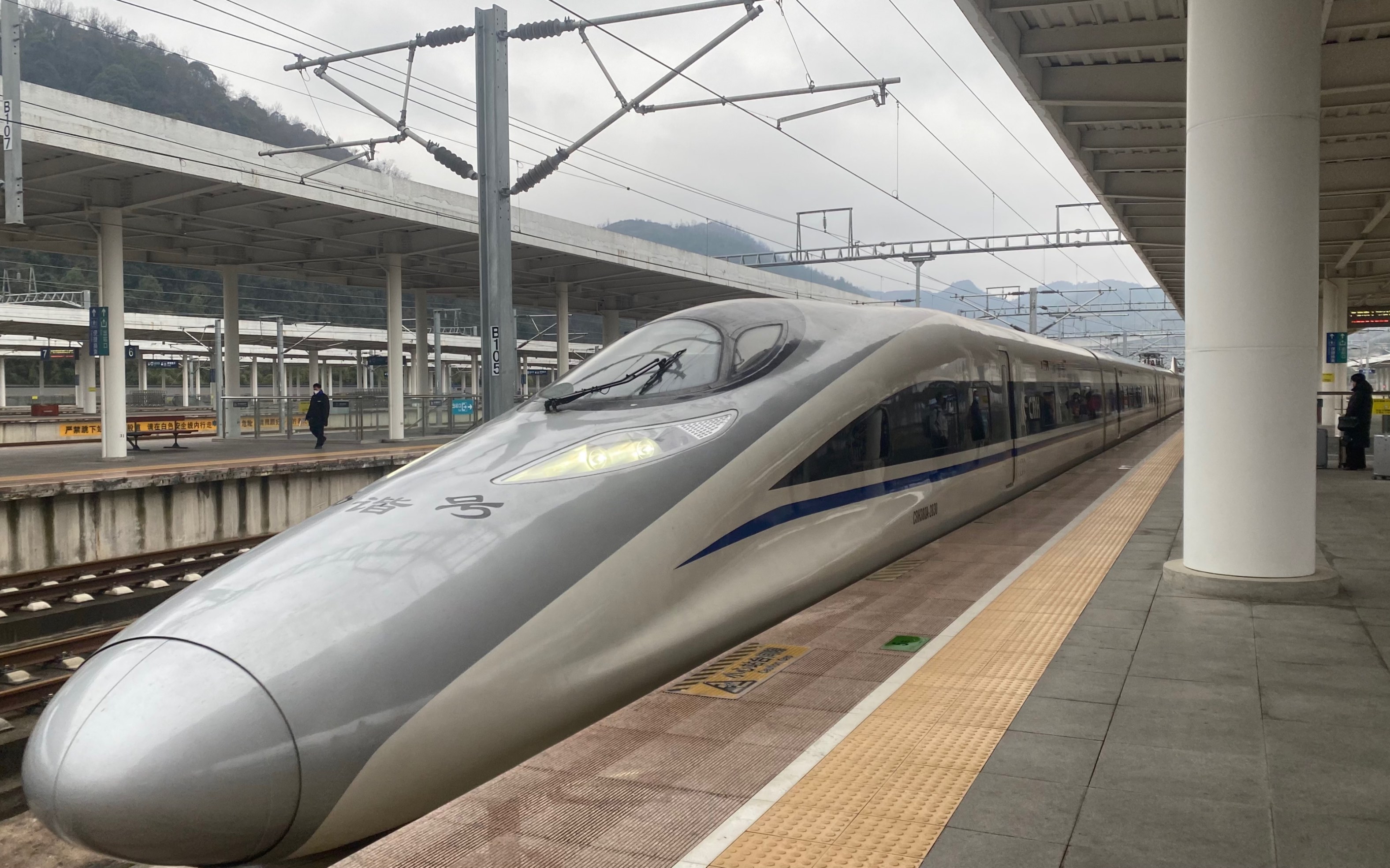 g2963次列车(成都东站-深圳北站)本务成局成段crh380a-2830贵阳东站出