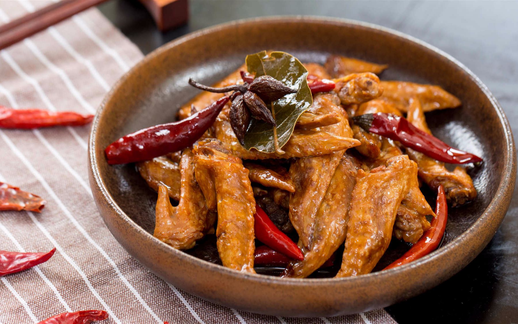 别看卤翅尖肉少滋味可是分毫不差