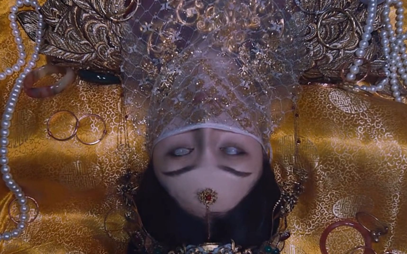 美女活埋在棺材里,百年以后尸体完好无损