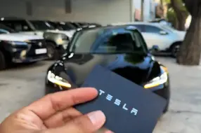 Video herunterladen: 25款特斯拉model3，20W左右最好看的电车！这也太香了，真帅！