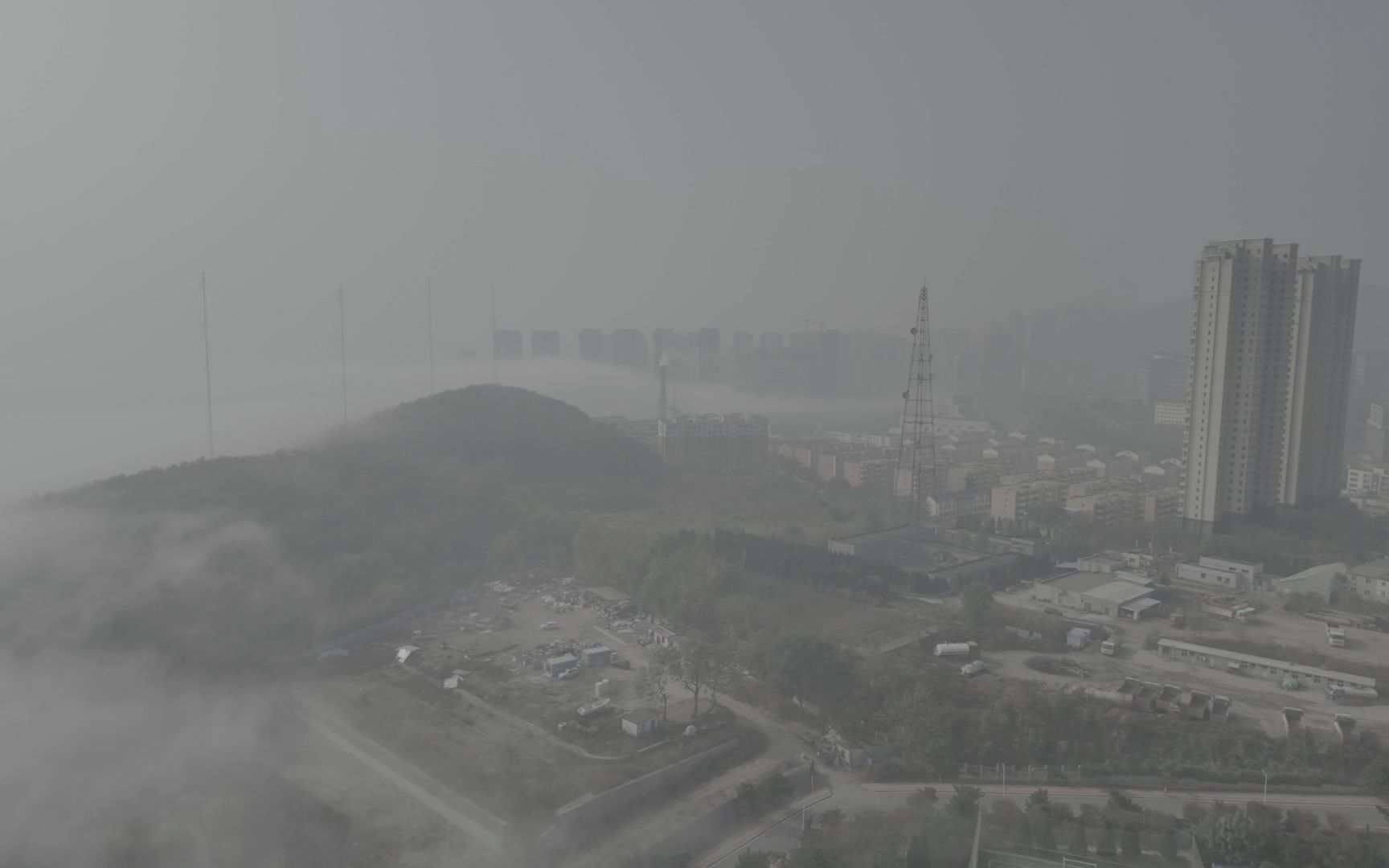 2023年11月1日,大连七贤岭公园上空,今年第一次重度雾霾.