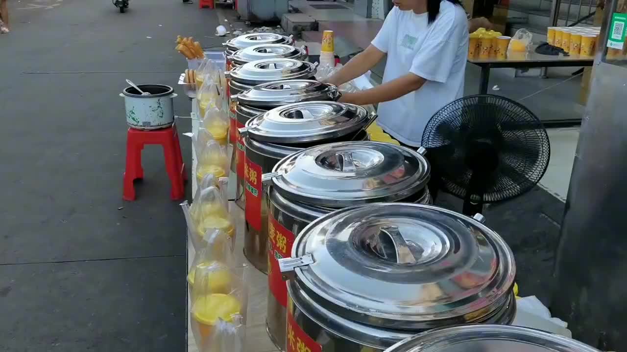 摆摊卖早餐,星期一的生意这么好,八桶粥又不够卖,明天继续加量