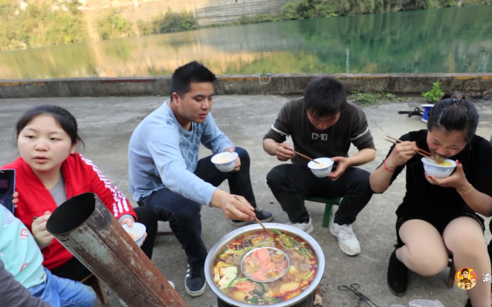 户外野炊吃火锅,柴火灶配上子母锅,各种食材一锅煮吃的真爽