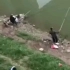 23岁男性浮尸漂至河岸边 大爷在一旁淡定钓鱼