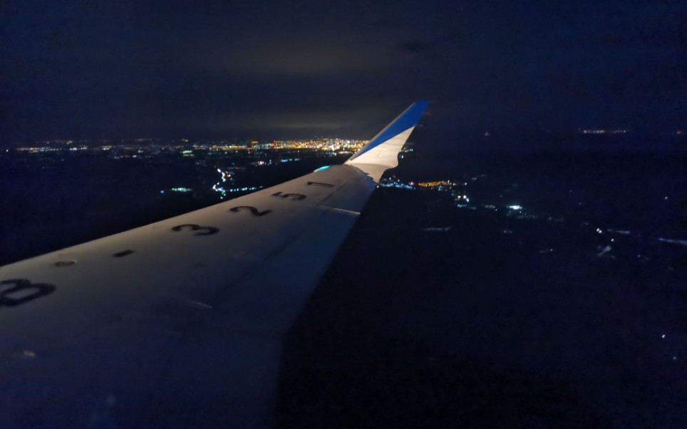 華夏航空crj900夜晚著陸於呼和浩特白塔機場