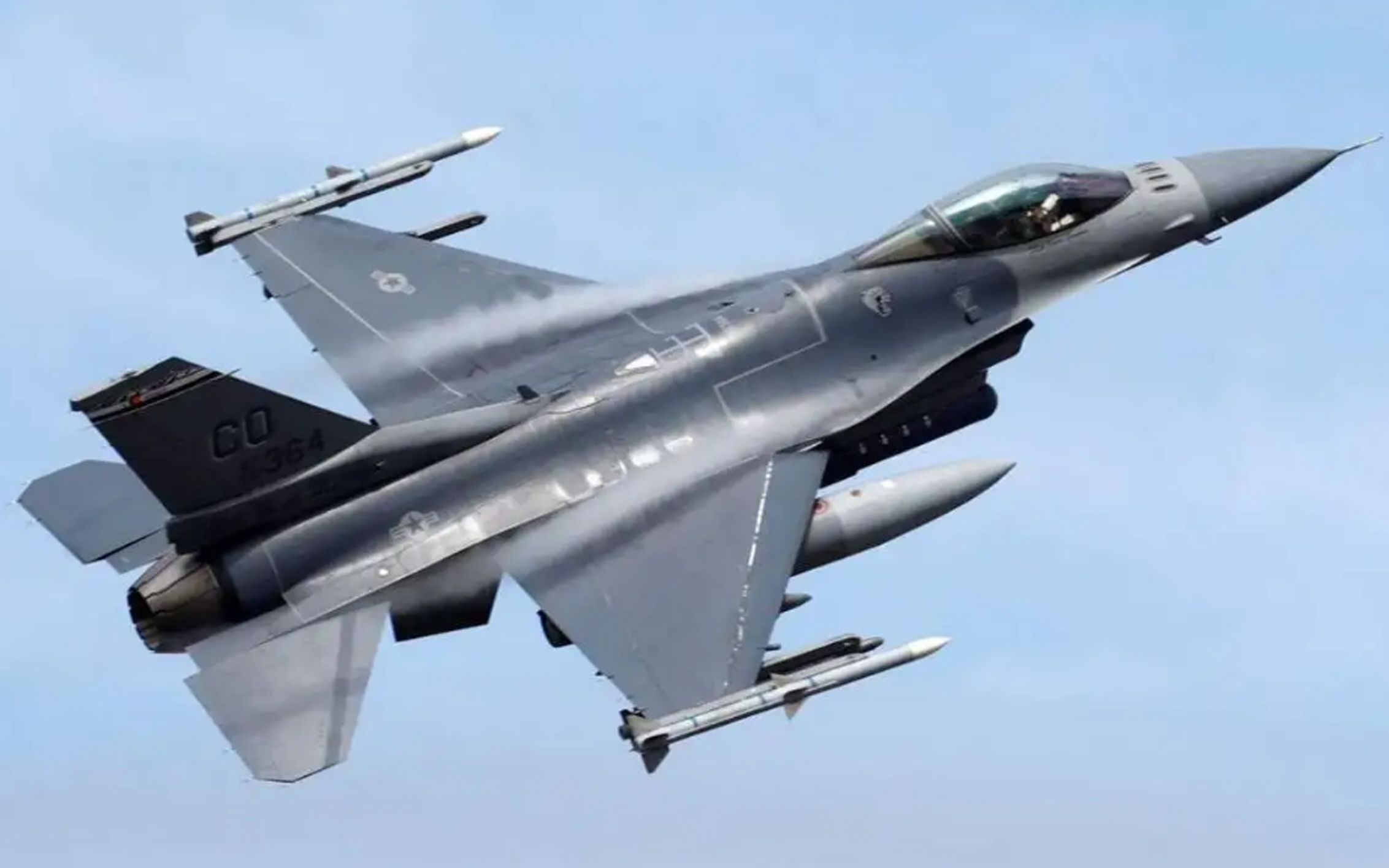 三代战机之王,f-16"战隼"近距离展示绕飞,着陆能力_哔哩哔哩_bilibili