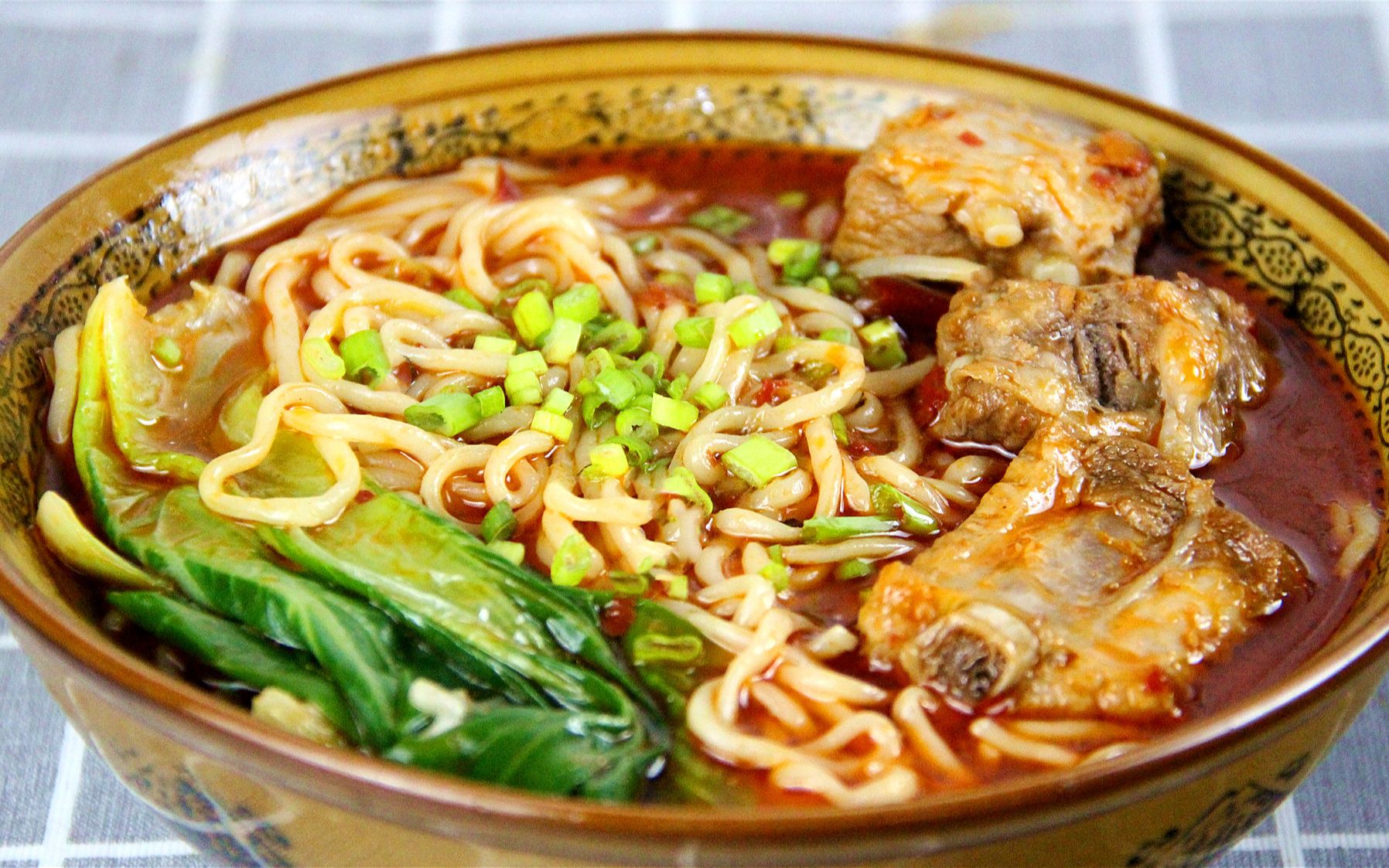 香辣排骨面,香辣可口,太好吃了,吃一口真的是回味无穷!