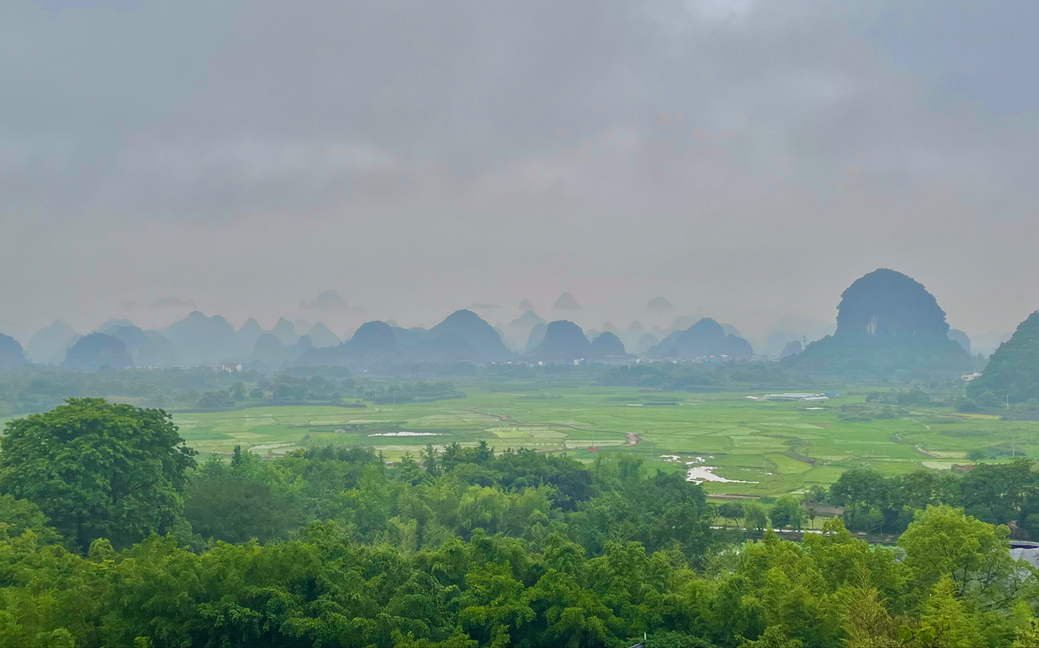 活动  云雾缭绕山间