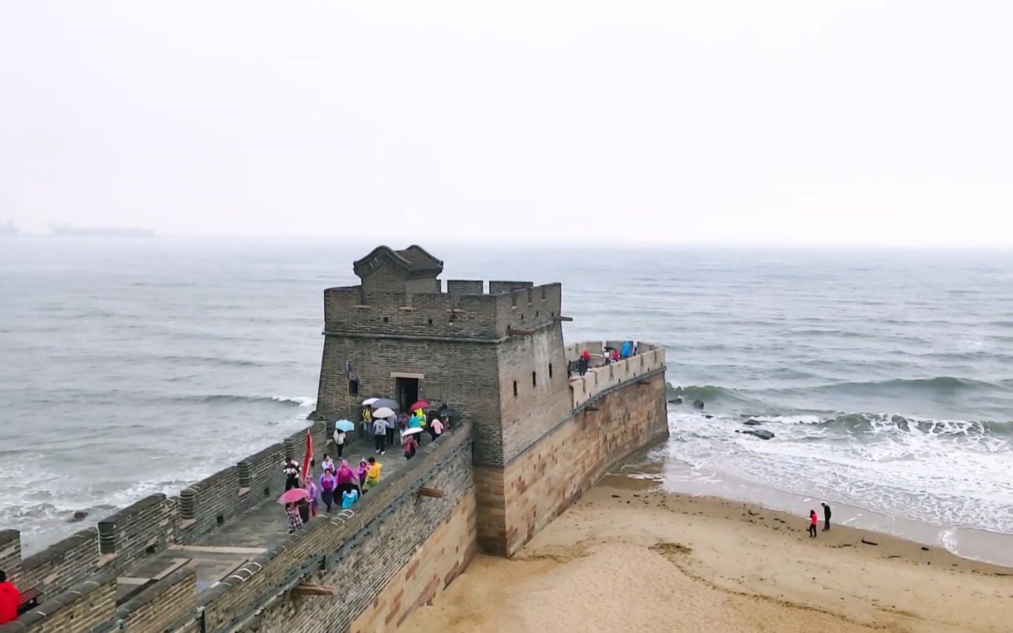 老外到中国长城旅游,当看到长城的尽头,大呼:中国人太聪明了!