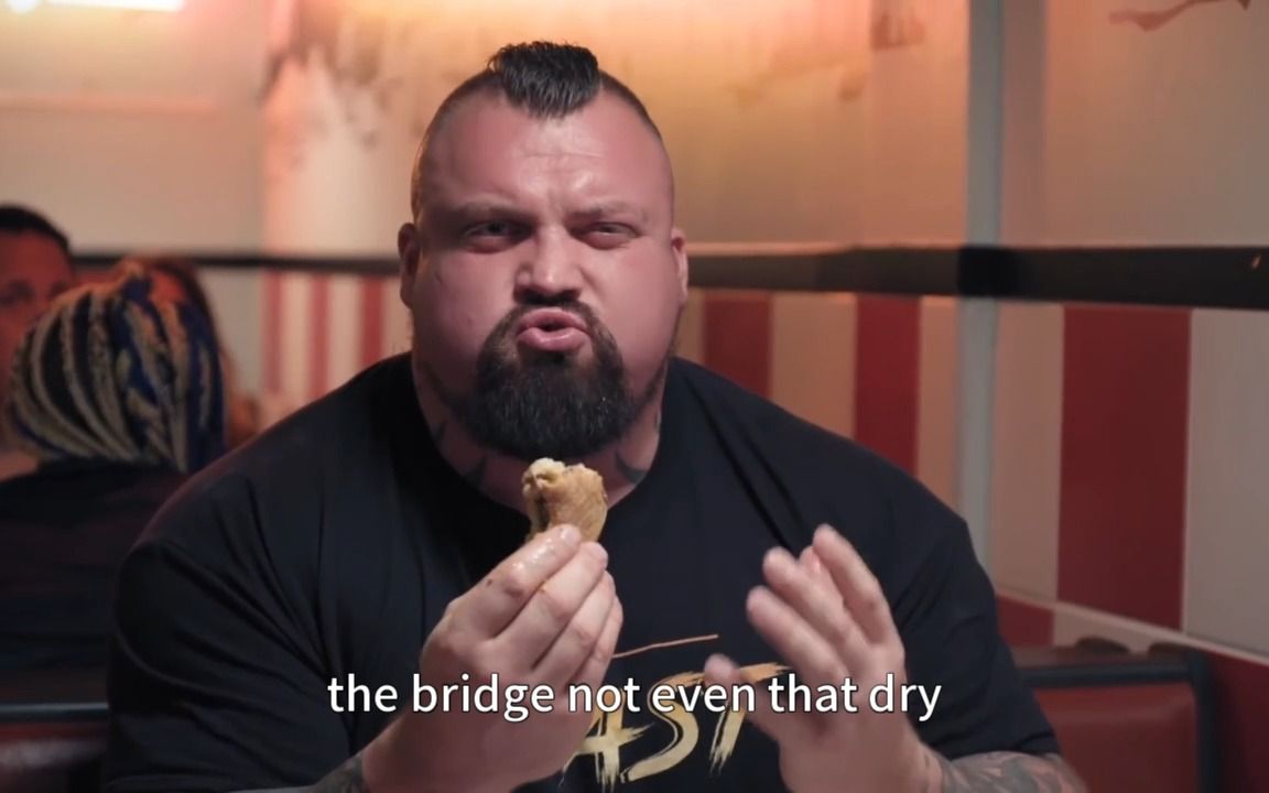 大力士艾迪霍尔进食超大牛肉卷饼