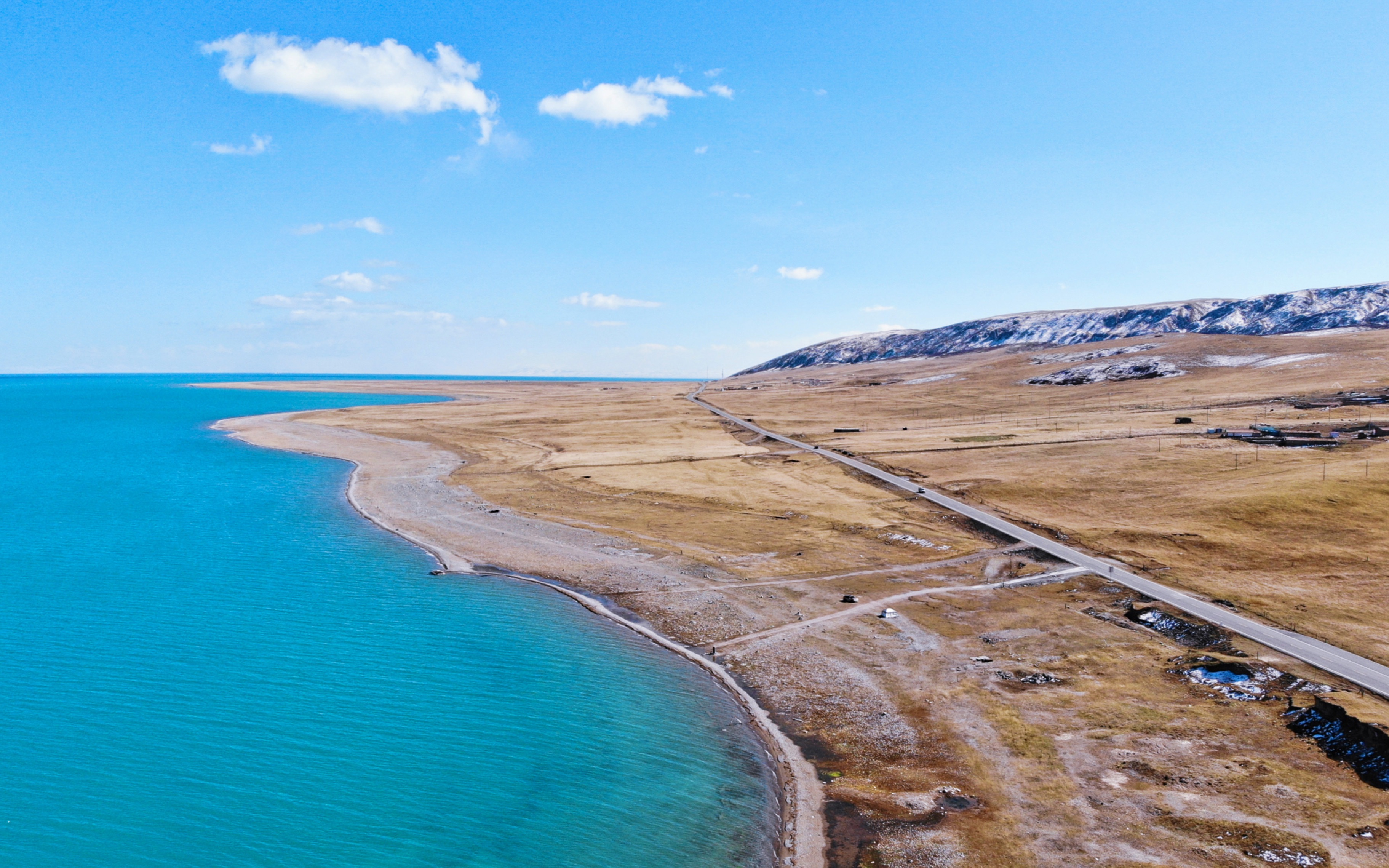 谁说10月份的青海湖不能来?照样美景如画,金色草原和湛蓝的湖.