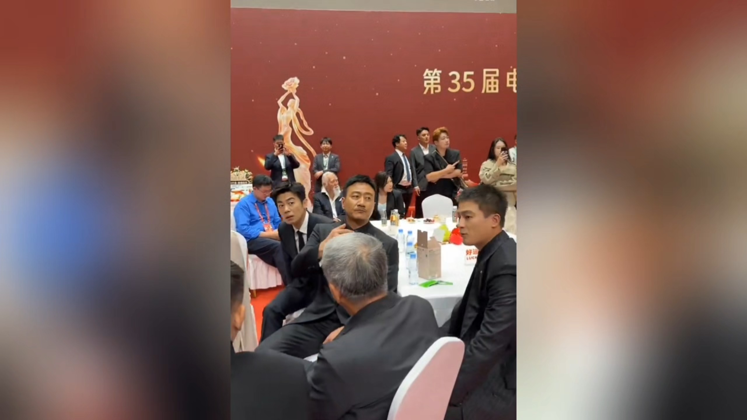 飞天奖内场！关晓彤闫妮热聊，胡军朱亚文欧豪拥抱，陈数和宋佳说悄悄话