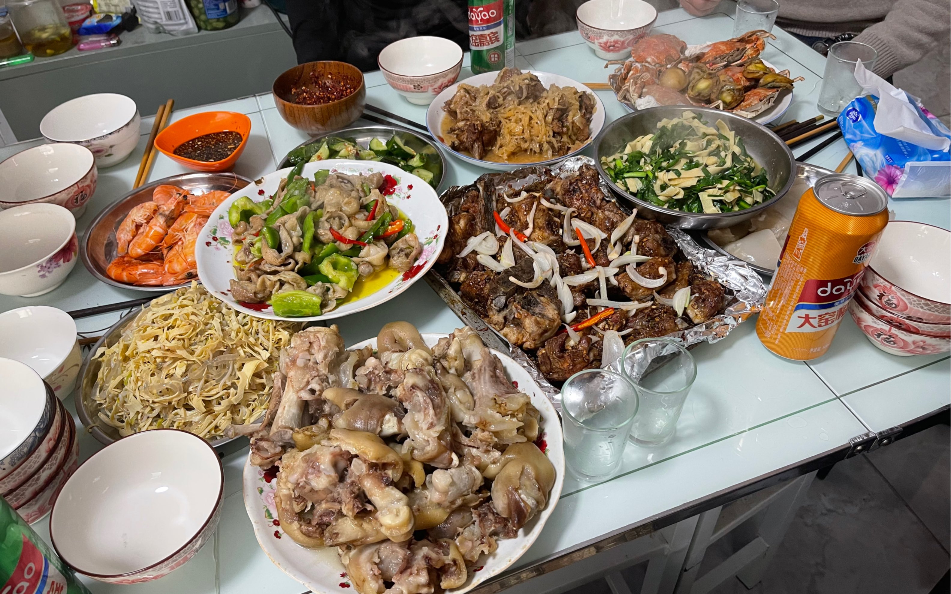 妈妈做了满满一大桌的东北菜招待亲戚啦!