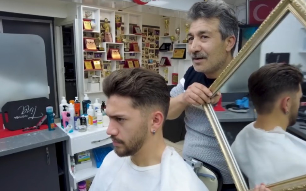 外国大叔给帅哥理发按摩服务1