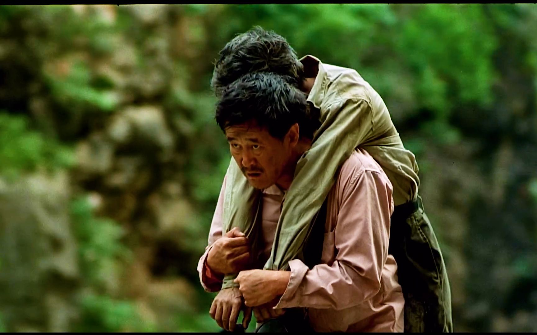 千里背尸,只为生前的承诺,让死去的工友落叶归根