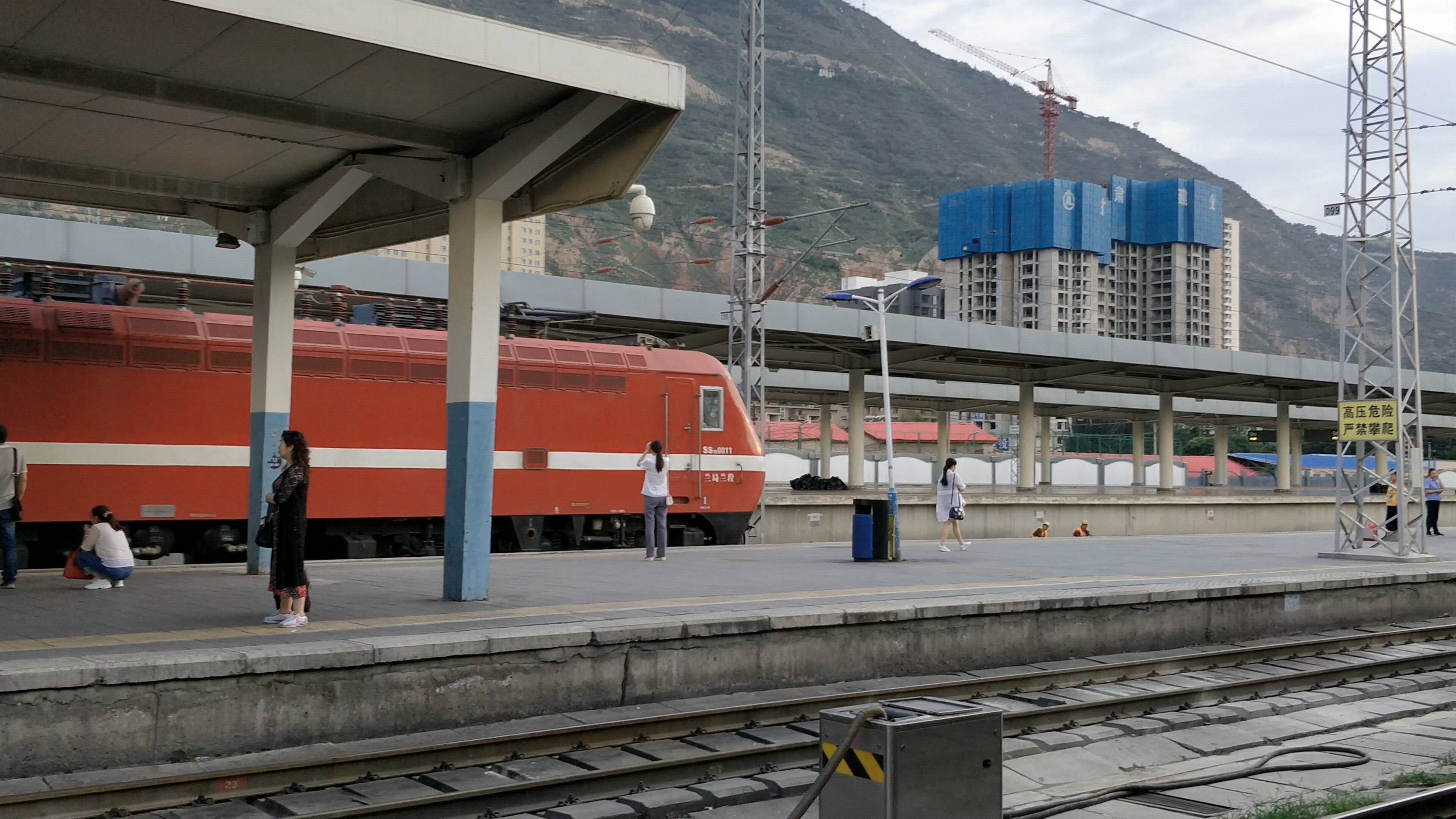 中国铁路兰州站兰局兰段两只美女ss7e