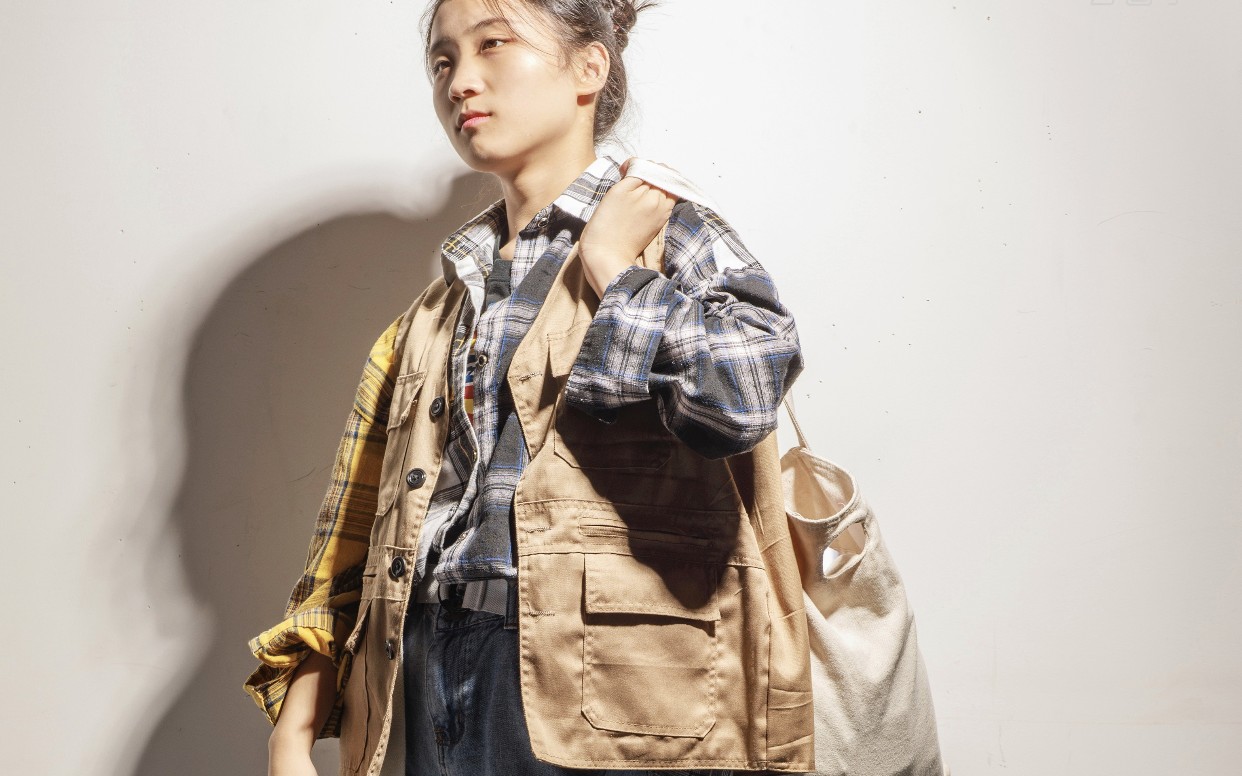 站姿女青年_哔哩哔哩 (゜-゜)つロ 干杯~-bilibili