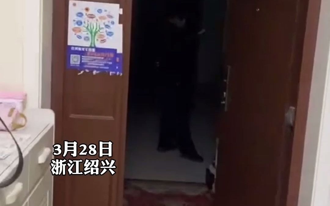 [图]女子穿无编号警服进门强贴宣传单 ，警察一来就溜了，这是啥意思？