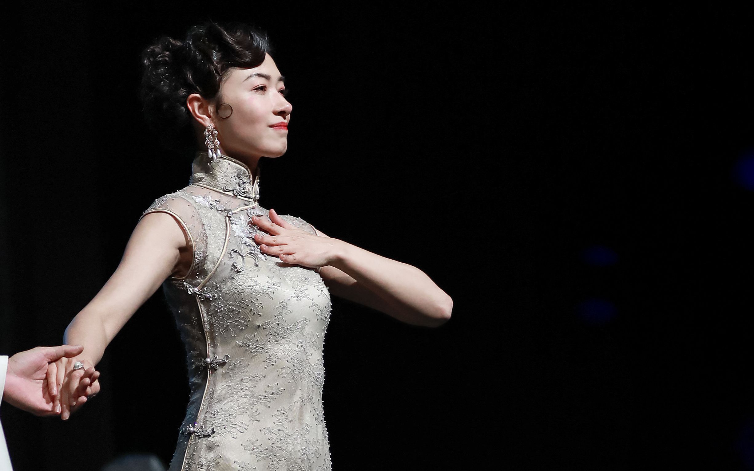 【万茜】211107 倾城之恋杭州场 谢幕比心_哔哩哔哩_bilibili