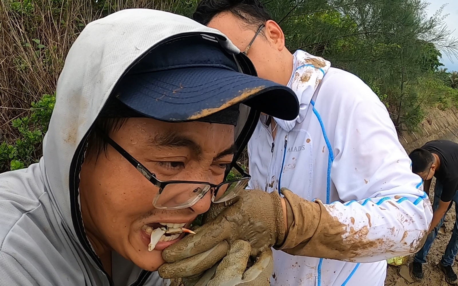 网友体验赶海被螃蟹夹惨,渔夫直接上嘴生啃蟹钳,这样的赶海真刺激