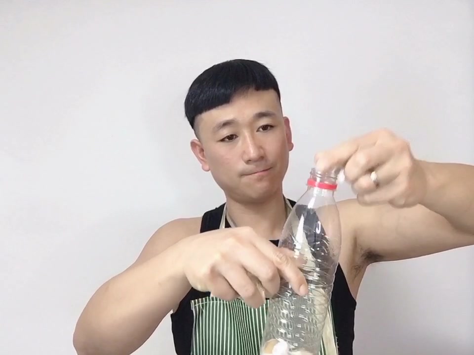 是什么让东北扒蒜老妹失业了,是大熊的把蒜小妙招