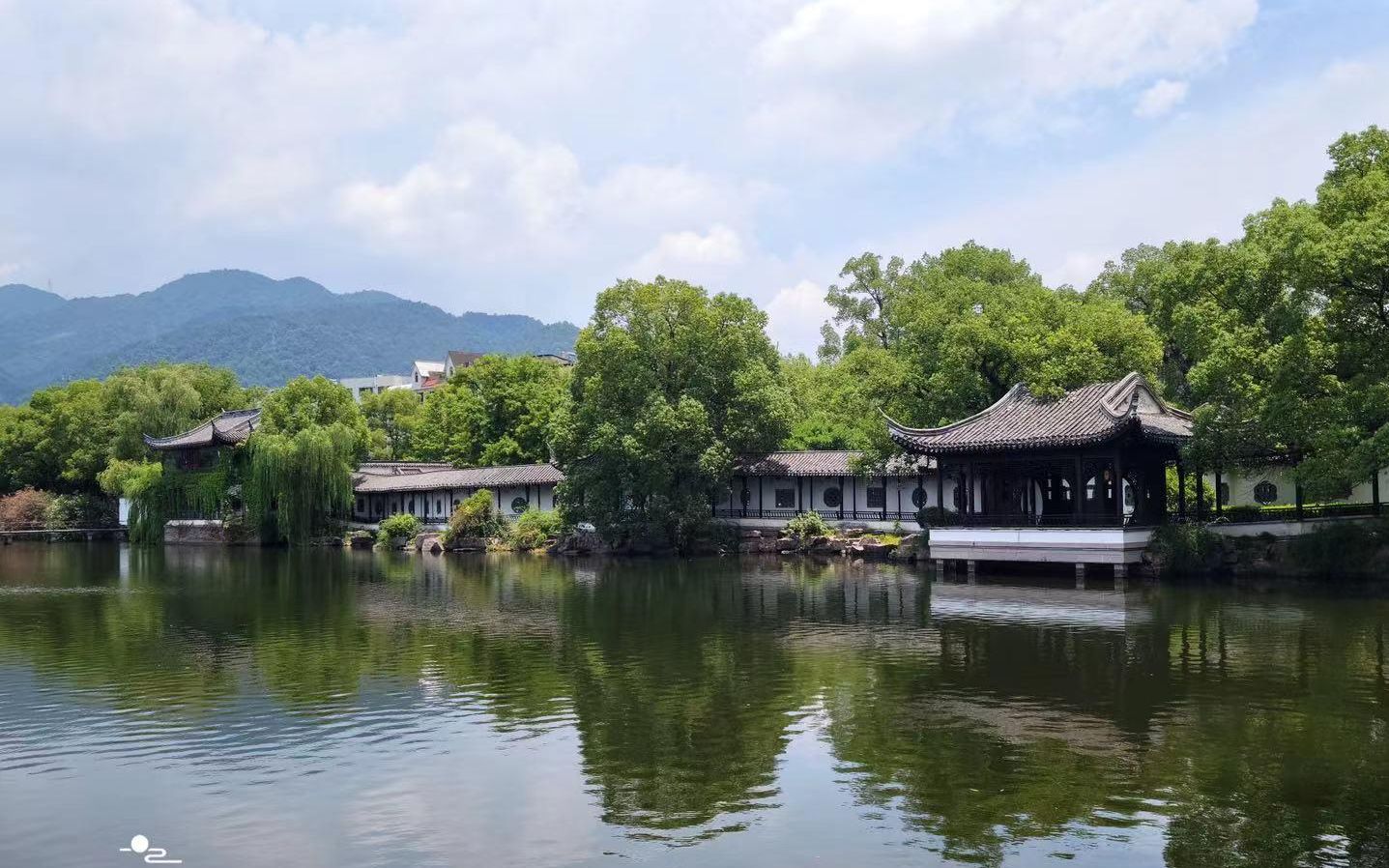 浙江临海东湖公园风光美,有"小西湖"之誉,即使不入园也很好逛