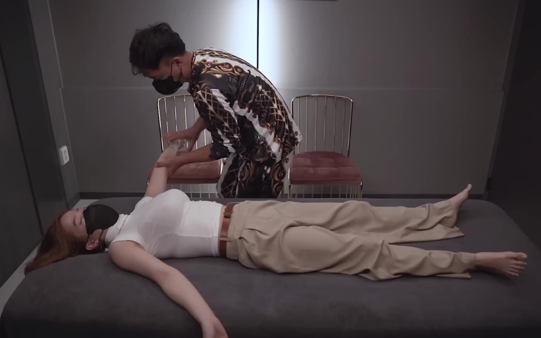 【韩国按摩大叔】给美女按摩10分钟