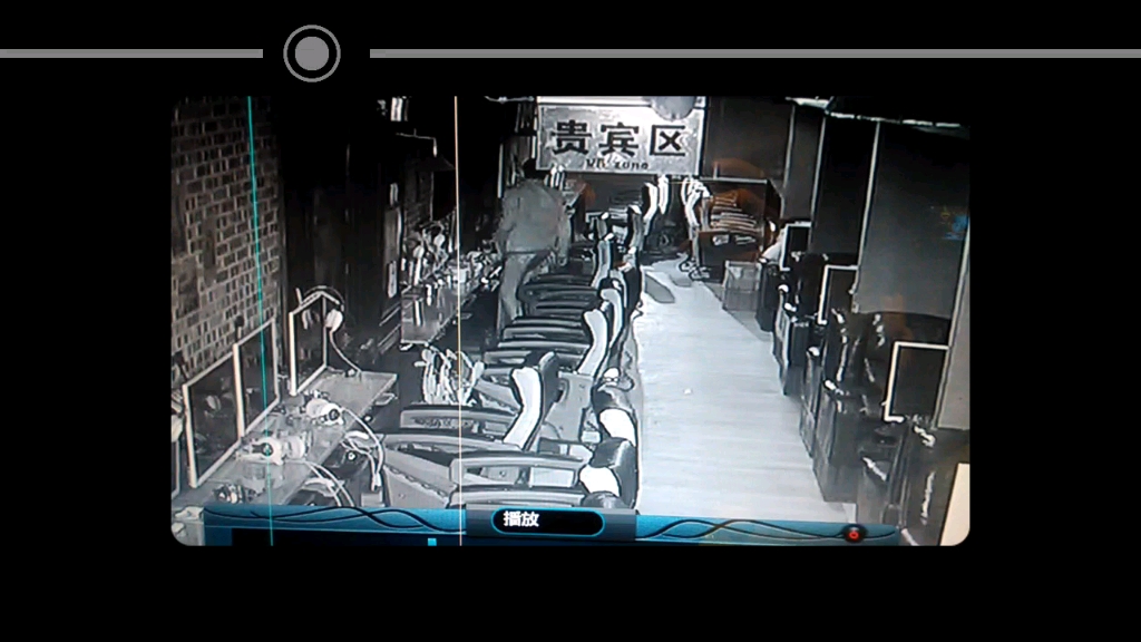 网吧监控录下小偷作案全过程