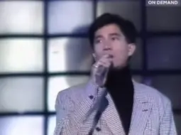 Скачать видео: 【Danny/陈百强】《烟雨凄迷》1988年 香港十大劲歌金曲 现场版LIVE。