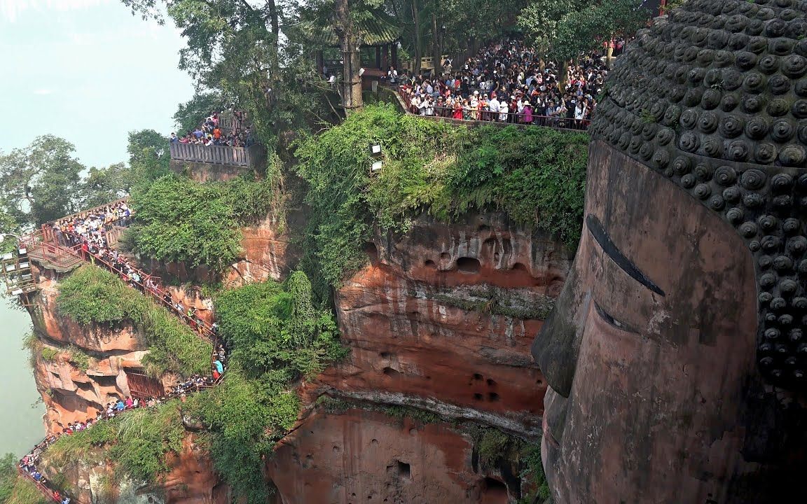 [图]【4K】鸟瞰世界上最大的石雕佛像，中国四川——乐山大佛。