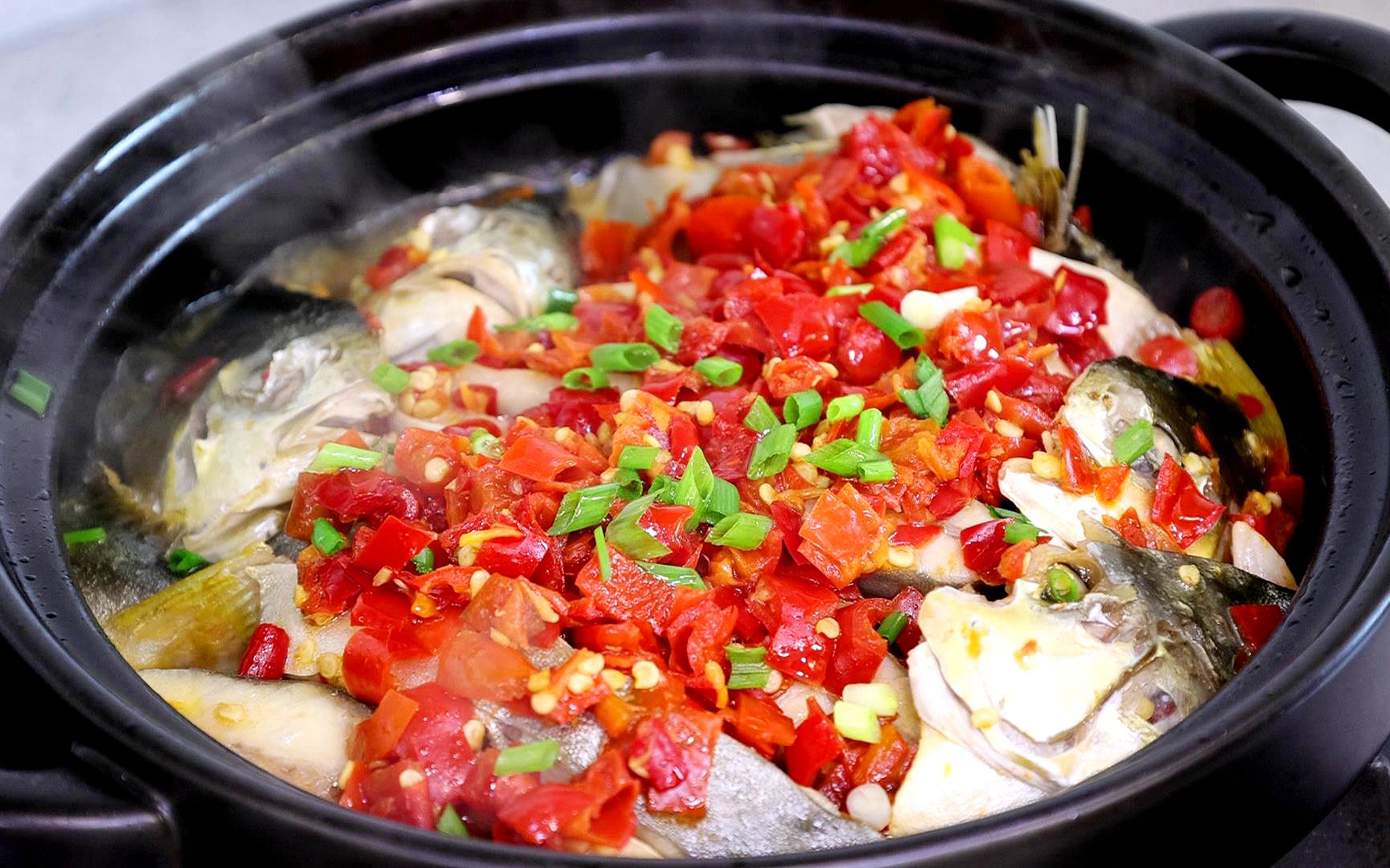 干饭人请收藏,这道砂煲剁椒焗海鱼,太香太下饭了!