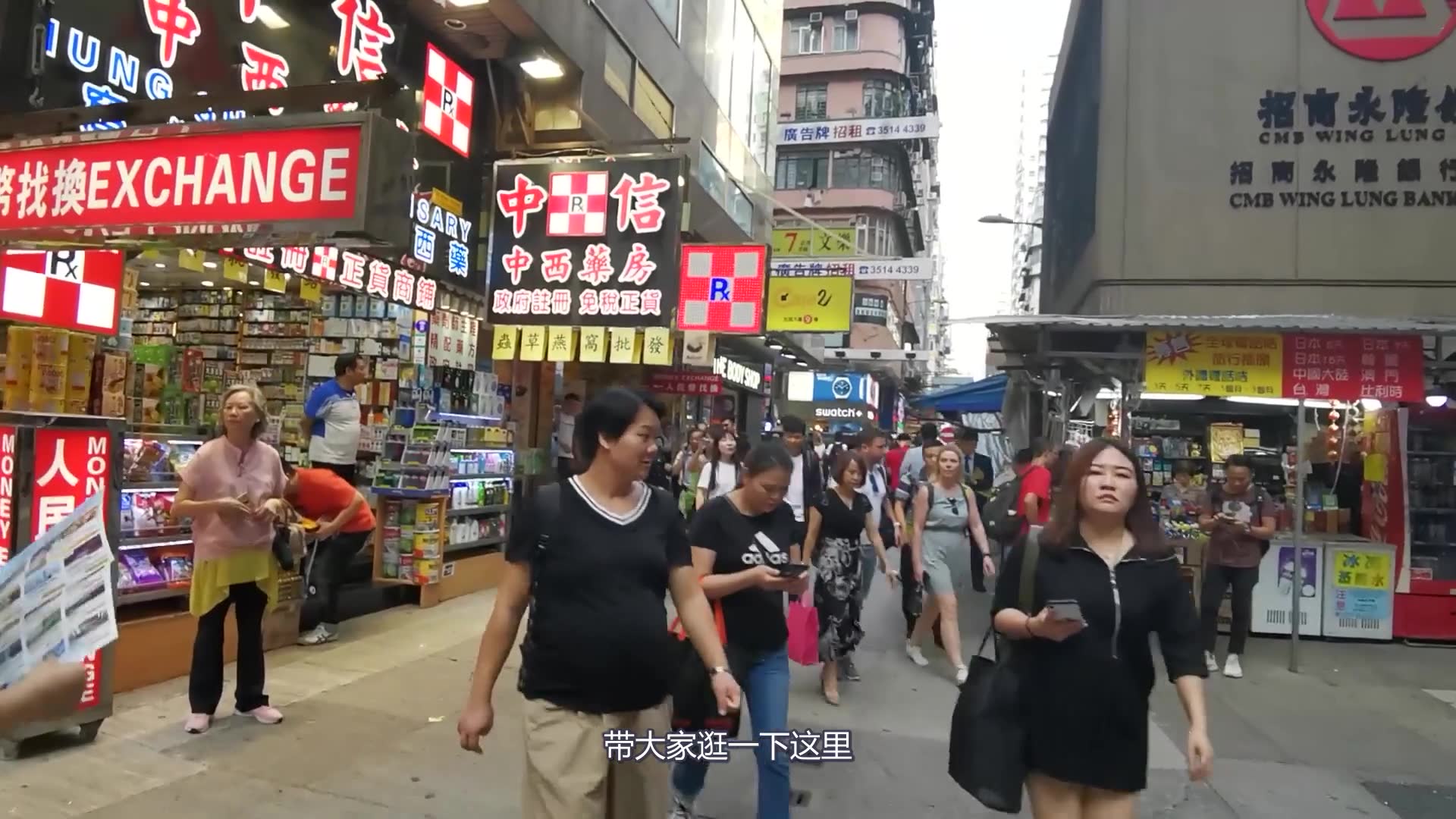 [图]10月31号香港旺角，街头人流涌动，来港旅客逐渐增多