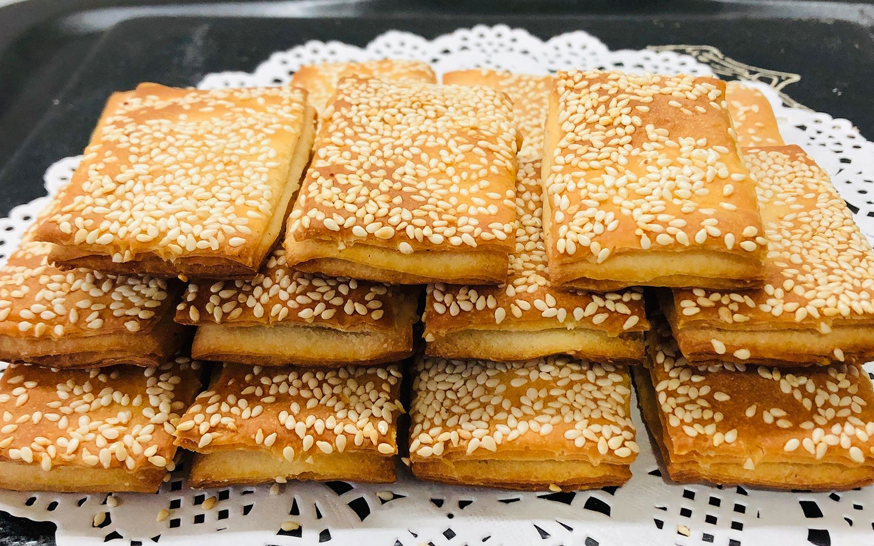 喜欢吃面粉的要收藏,教你做芝麻脆饼,酥香又多层,越吃越喜欢吃