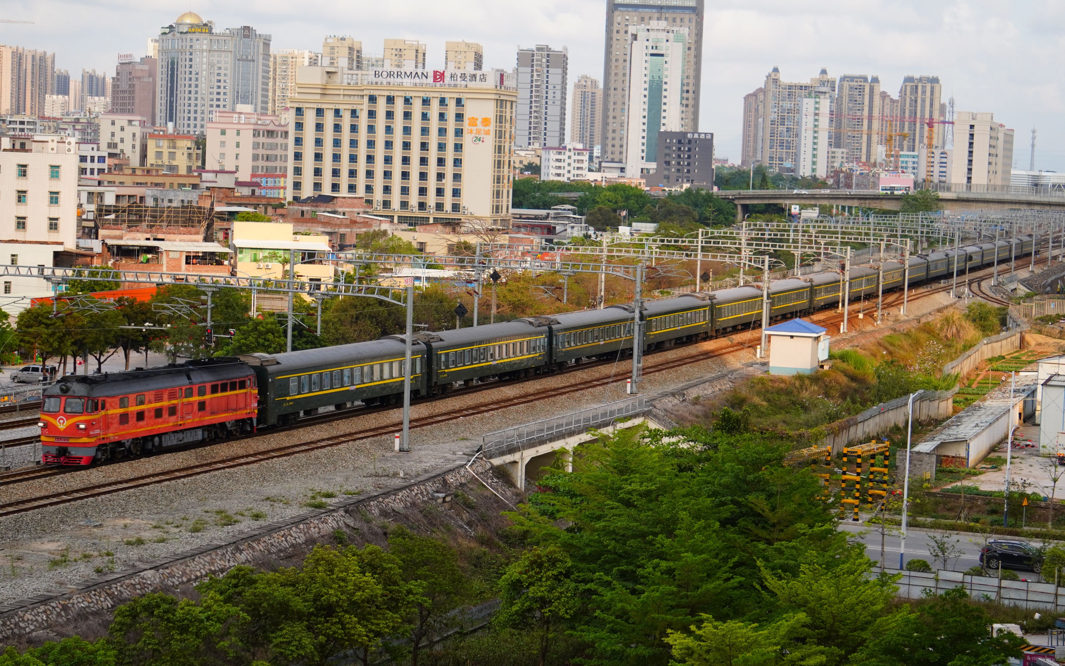 广茂铁路】橘子2232牵引内燃客车快五八拐,茂名站9道办理发车进广茂线