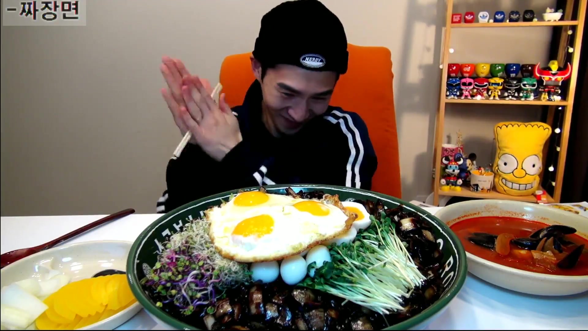 奔驰小哥居然吃炸酱面!