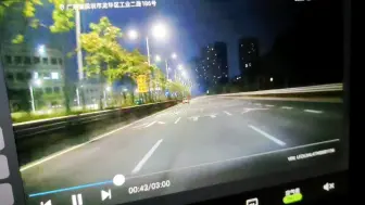 Video herunterladen: 可怜的狗狗被主人高速路扔出窗外遭后车碾压