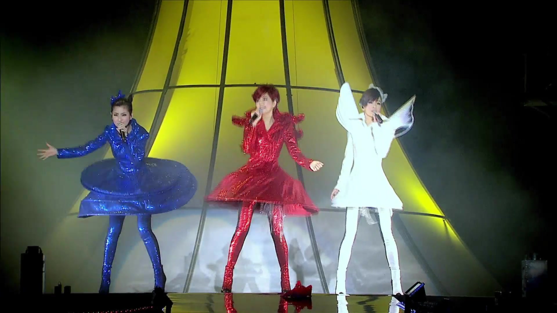 爱剪辑-she演唱会超燃开场