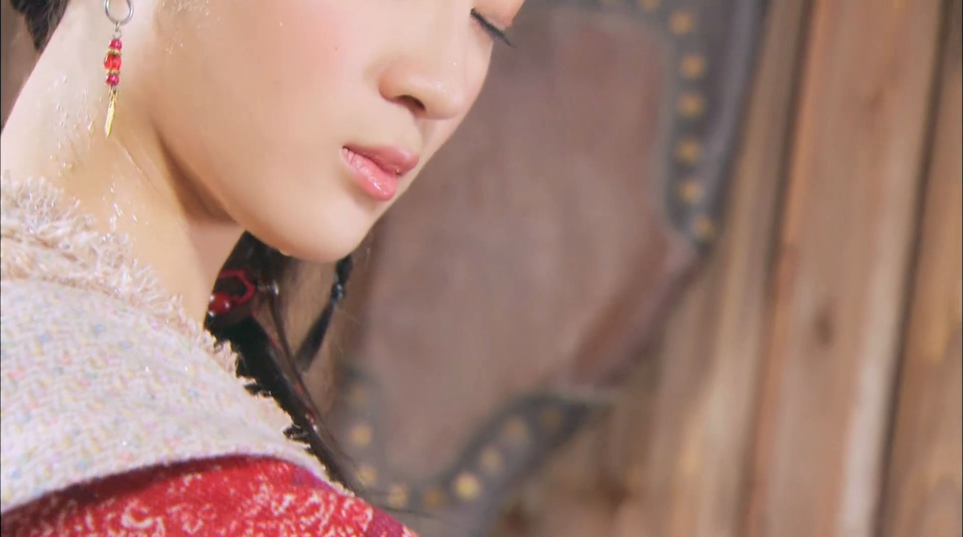 李鸾英运功疗伤满头大汗脖子胸口肌肤很多汗水