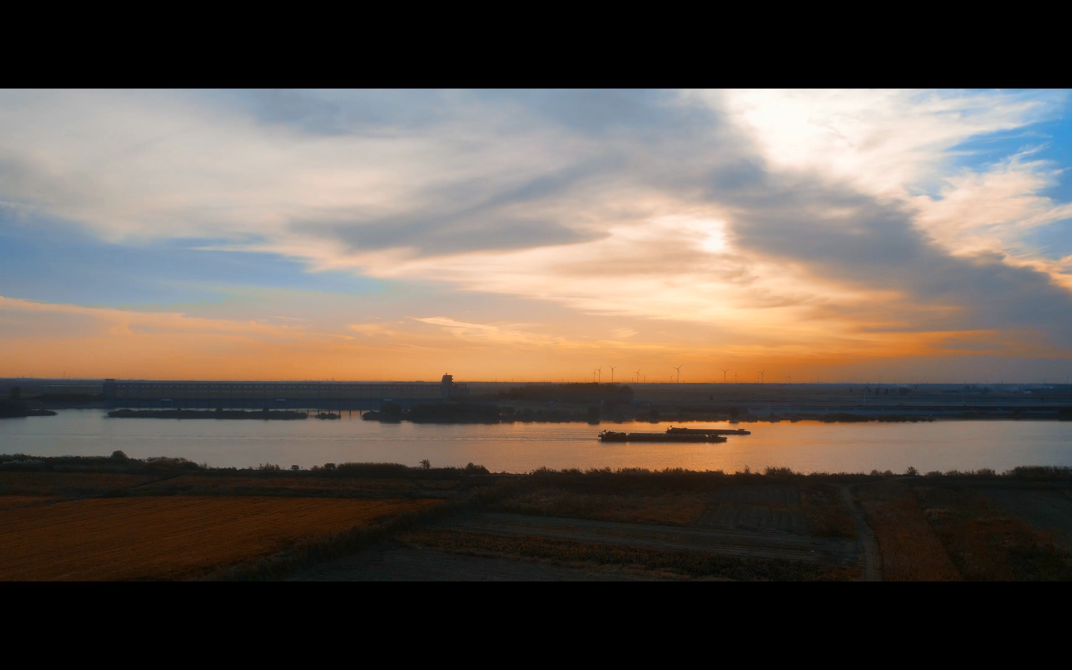 夕阳下的怀远大河湾