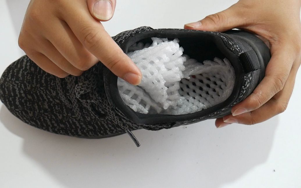 把水果网套塞进鞋子里,很多朋友不明白有啥用,用过的朋友都说好