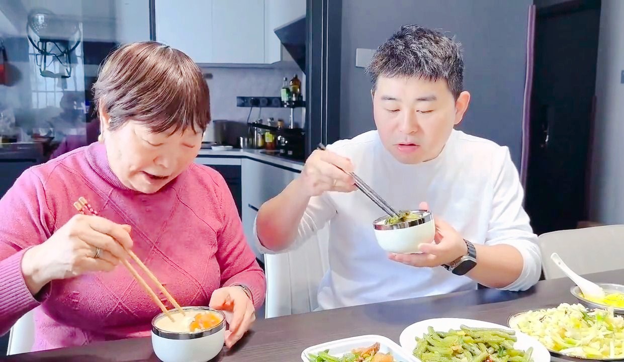 父子俩一起到达州,妈妈和超小厨做几个家常小菜,一家人小聚真幸福