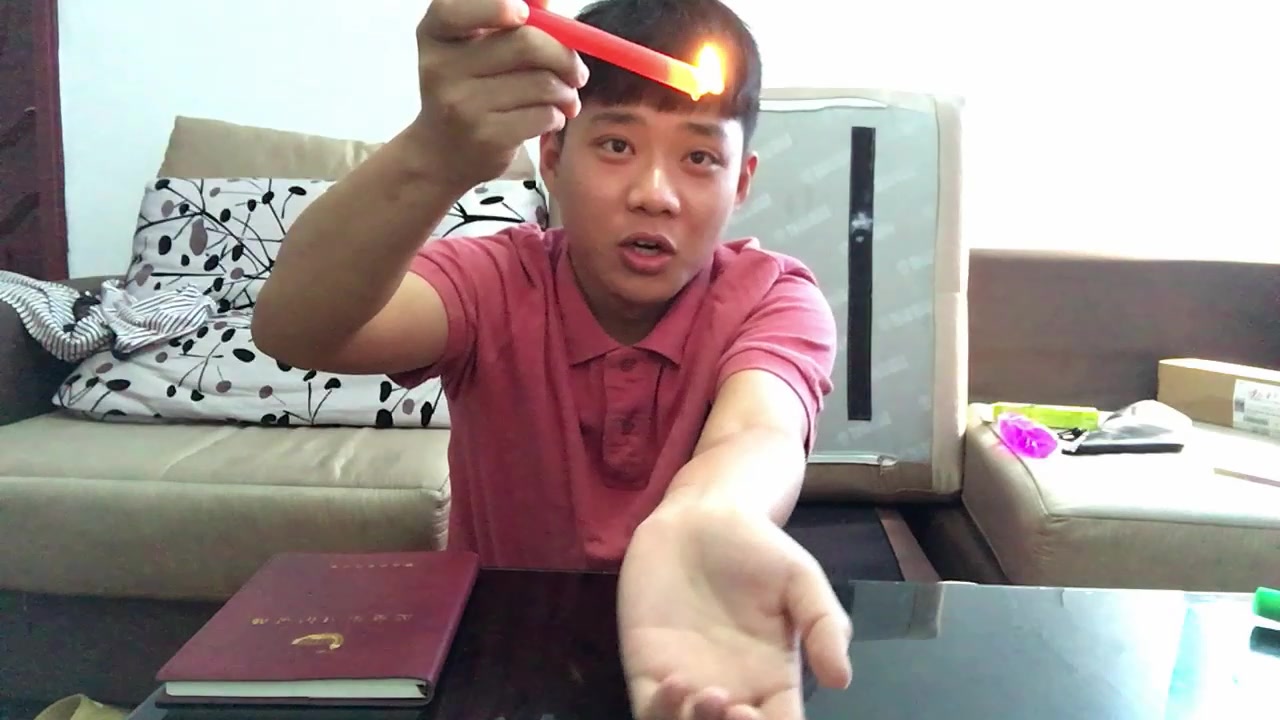 作死挑战滴蜡,疼的小伙哇哇叫,再也不愿意滴了