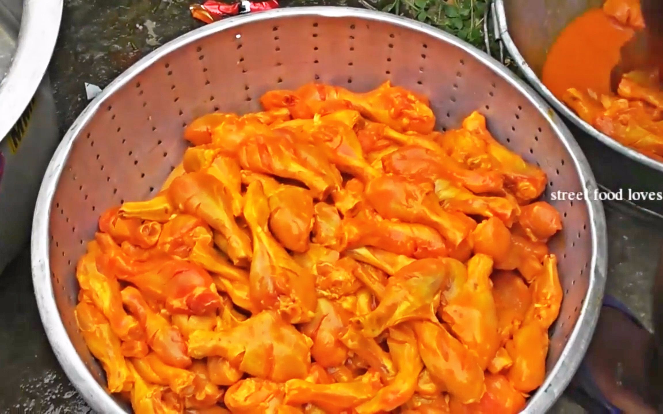 印度红黄粉再次来袭 阿三婚礼后厨的一大盆烤鸡翅和烤鸡腿