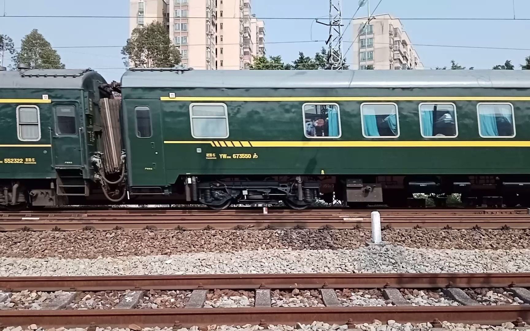 廣鐵廣段的hxd1d型電力機車牽引t253次列車從廣州北站附近通過