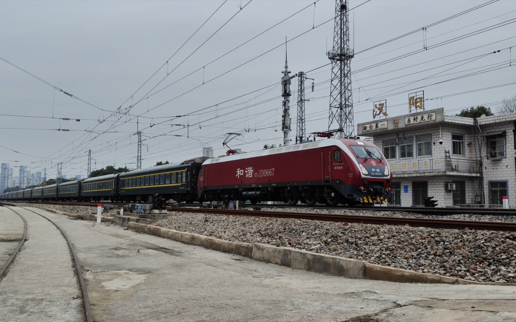 列车通过汉阳火车站,近距离拍车