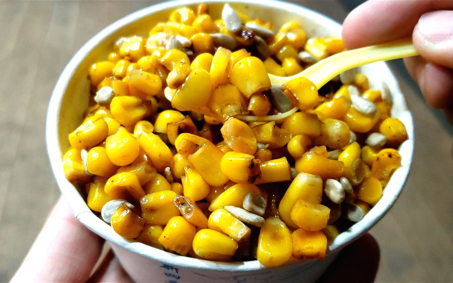 夜市上火爆的铁板玉米,10块钱一份,吃着很过瘾